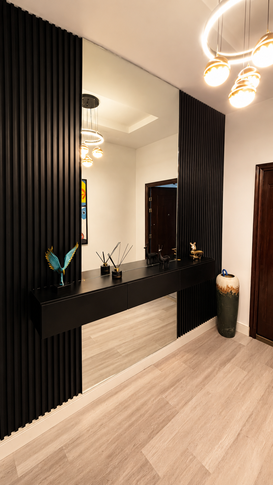 Gold 7 Residence ante room with full-length mirror and decorative console