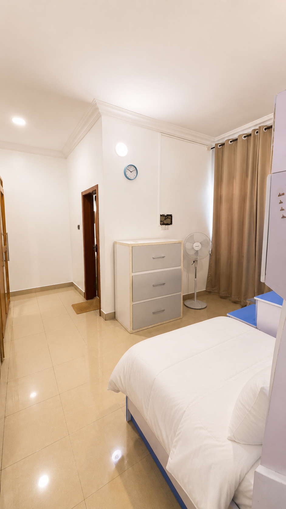 Gold 7 Residence kids bedroom with dresser and fan