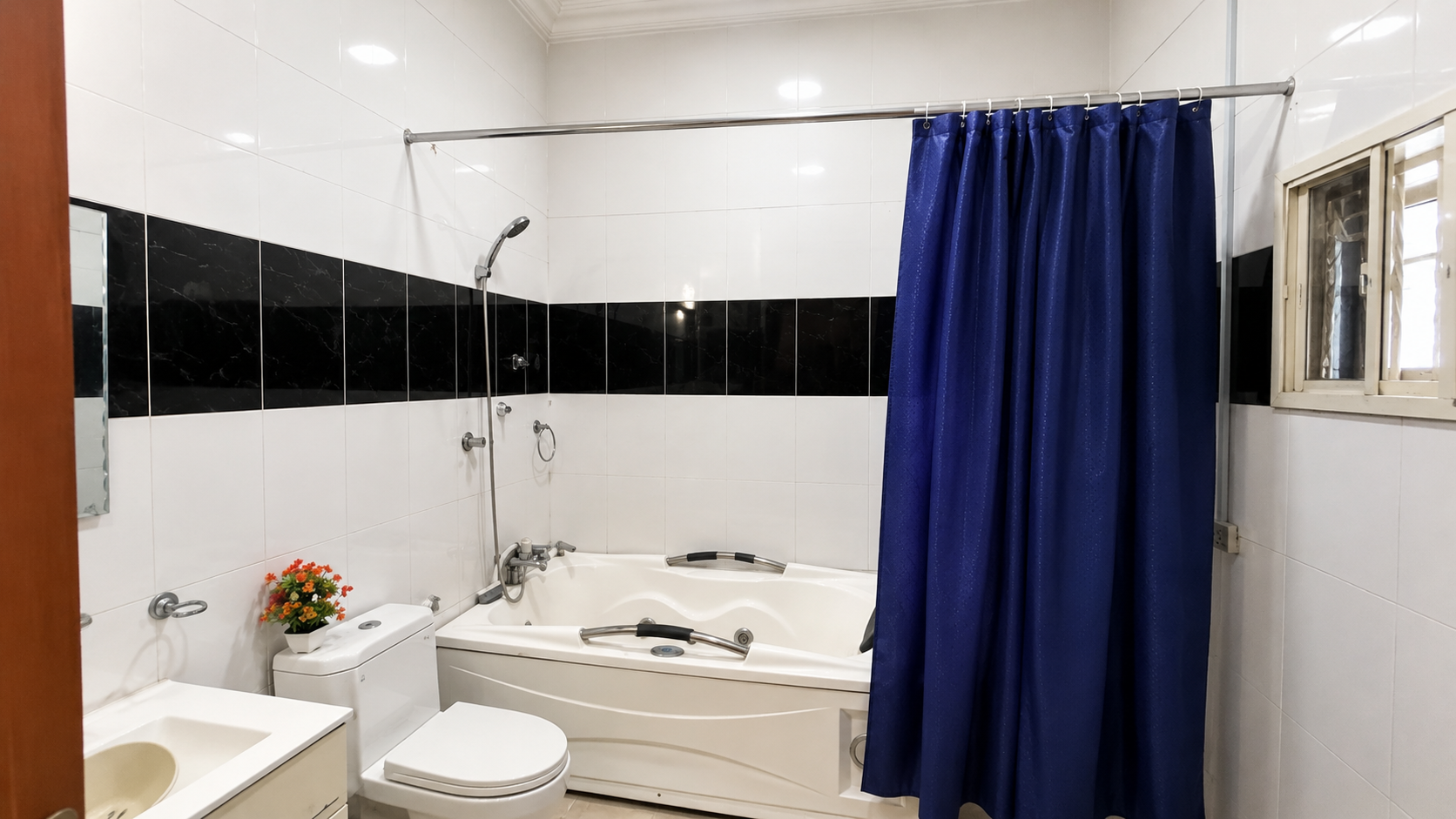 Gold 7 Residence second bedroom ensuite bathroom with tub