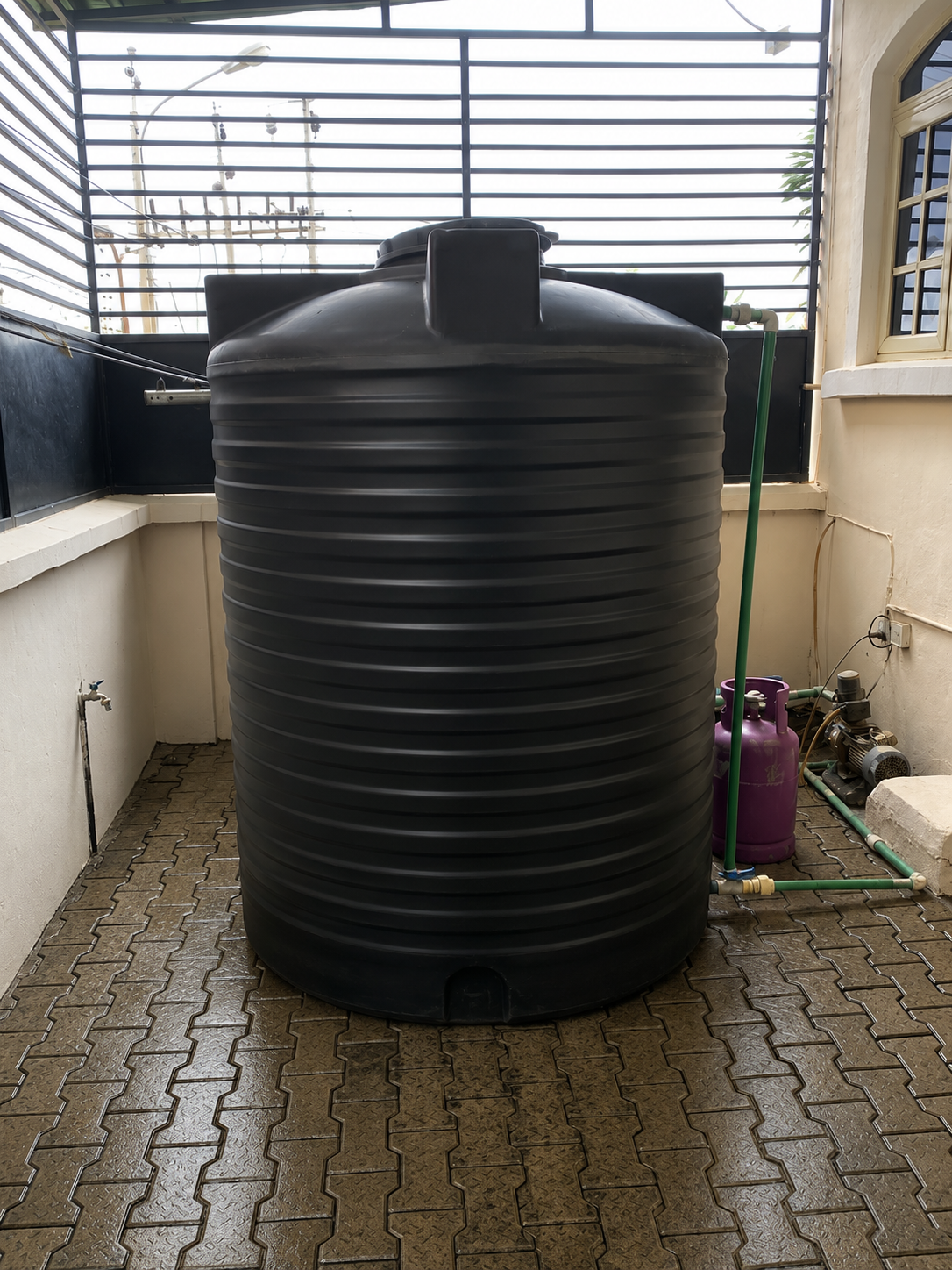 Gold 7 Residence backyard utility area with water tank