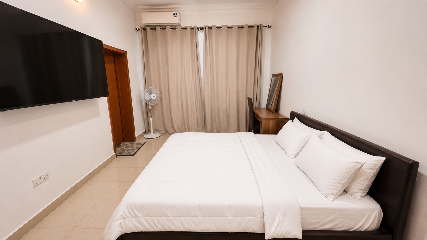 Gold 7 Residence second bedroom with king bed and workspace
