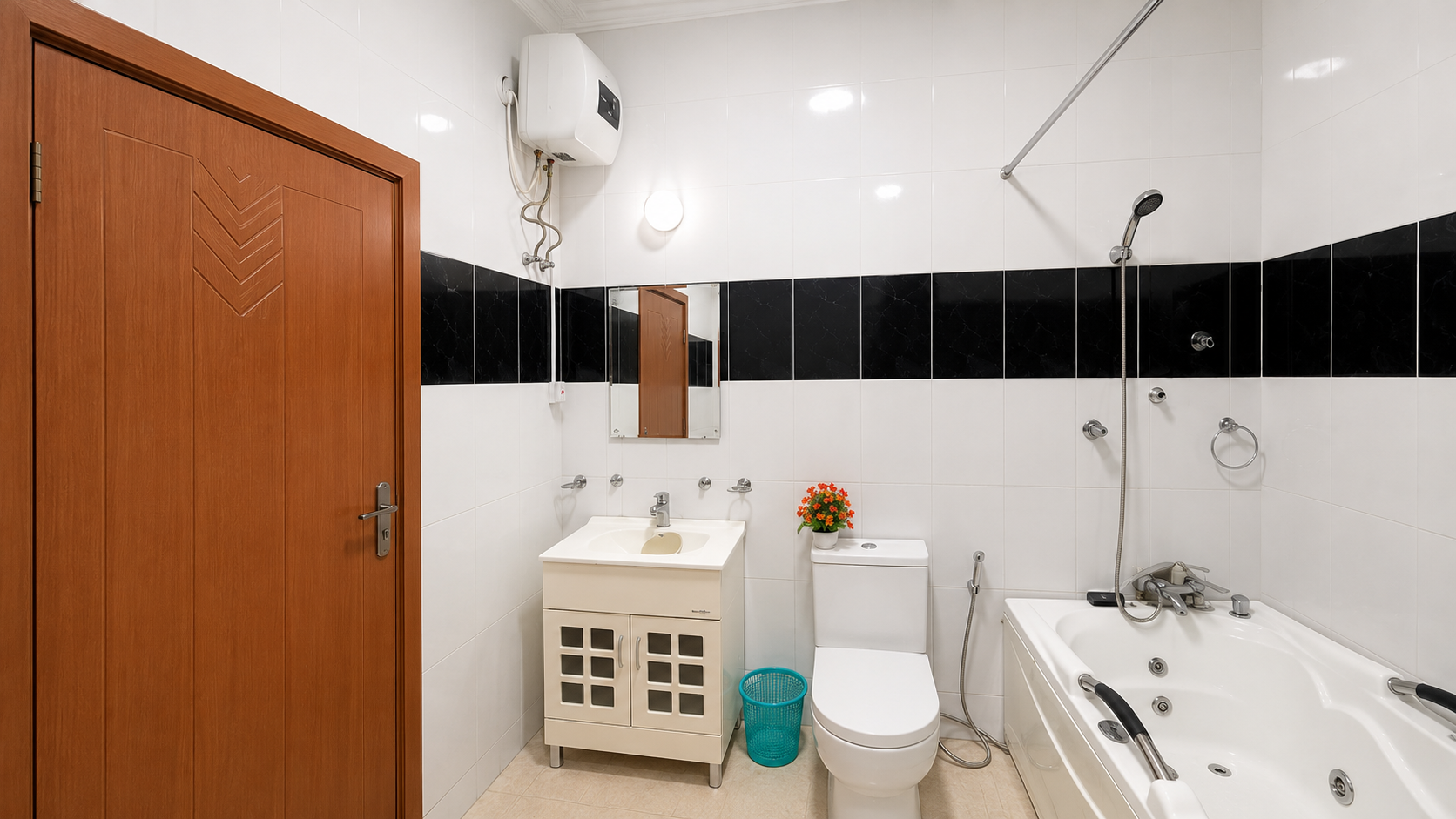 Gold 7 Residence second bedroom ensuite with vanity and tub