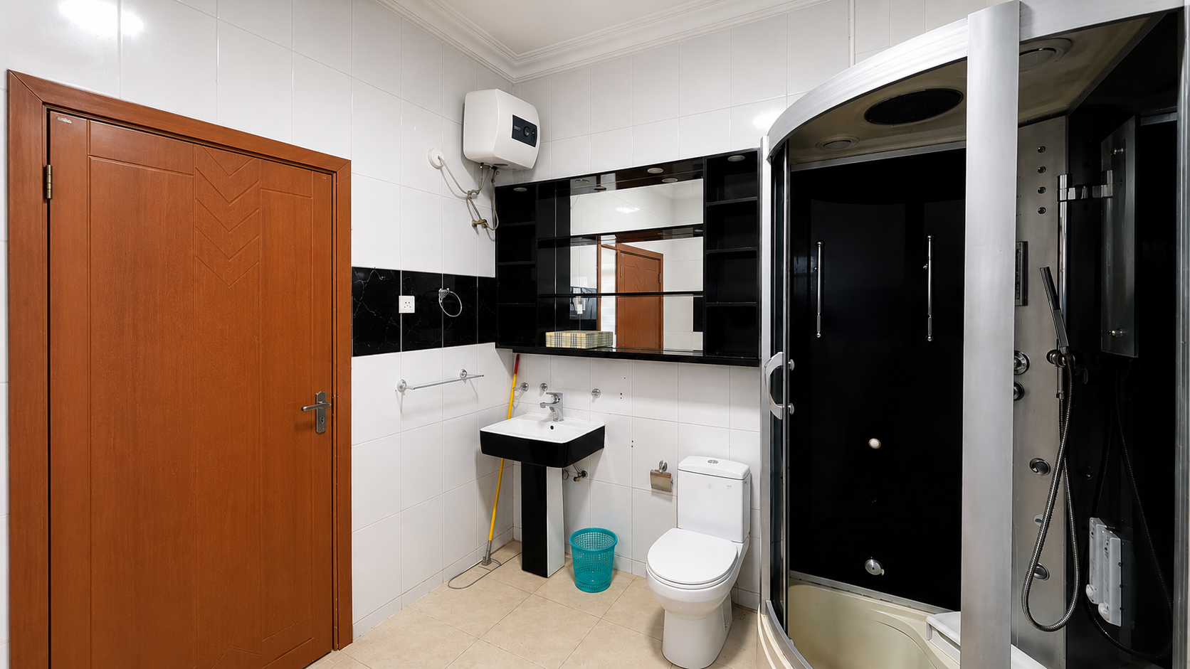 Gold 7 Residence master bedroom ensuite bathroom